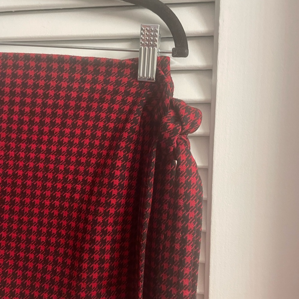 Haute Monde Like New Size L Houndstooth Faux Wrap Front Skirt that’s a Skort - Picture 2 of 7